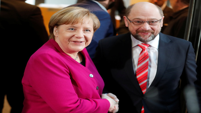 Merkel (i) y Schulz ya se reunieron este domingo en la capital alemana.