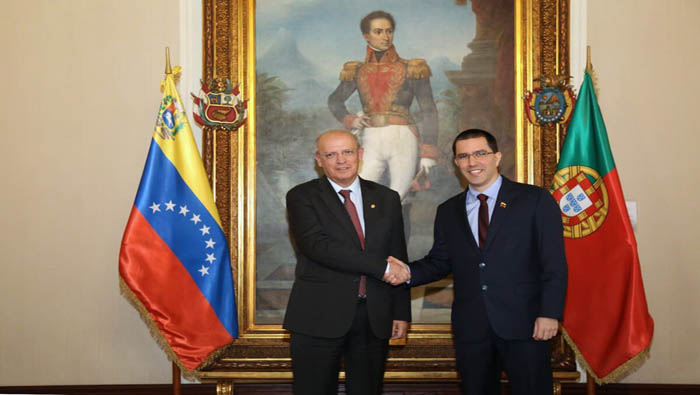 El canciller Jorge Arreaza (D) recordó que ha encontrado en Portugal una cooperación financiera importante ante el asedio económico contra Venezuela.