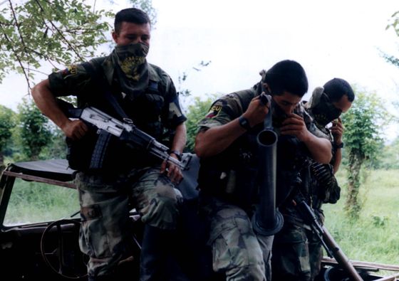 Las prácticas paramilitares son las principales causantes de los desplazamientos forzados en Colombia.