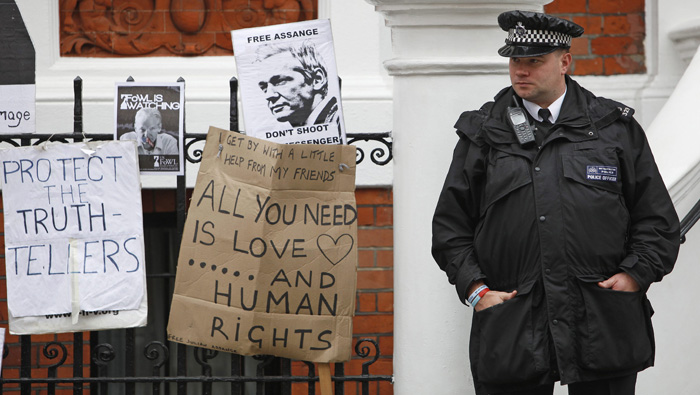 A pesar de los pedidos, Londres mantiene la orden de arresto contra Assange.