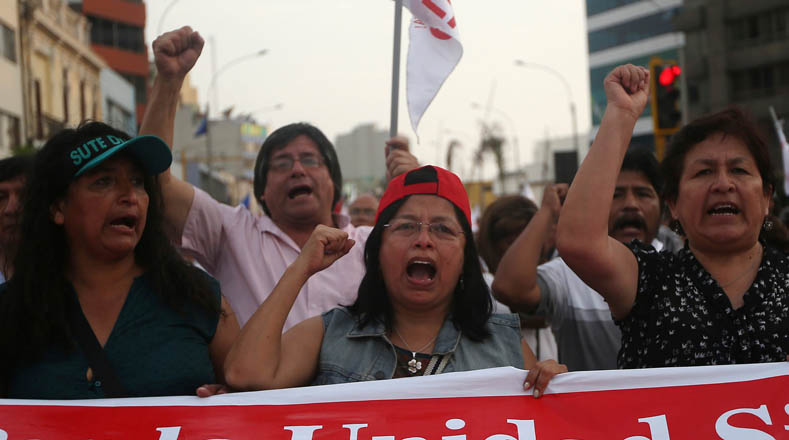 La concentración inició a las 17H00 (hora local) en el Campo de Marte de la capital peruana, donde partió la movilización desde la avenida Guzmán Blanco hasta la Plaza 2 de Mayo.