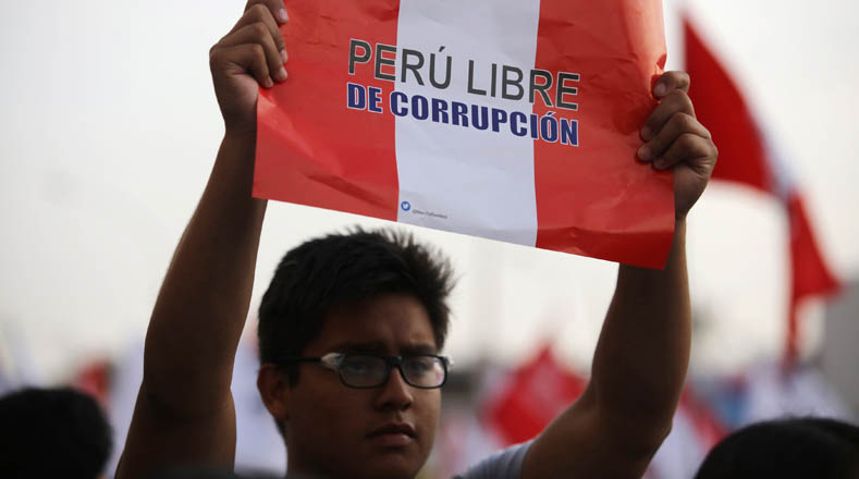 Activistas de derechos humanos exigieron justicia para los afectados, así como un "Perú libre de corrupción" y denunciaron que el indulto concedido por el Gobierno es impunidad.