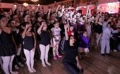 Previo a la iniciativa "Baila por México", la primera bailarina del Staatsballet de Berlín (c) ofreció un calentamiento abierto a público junto a más de 50 jóvenes.