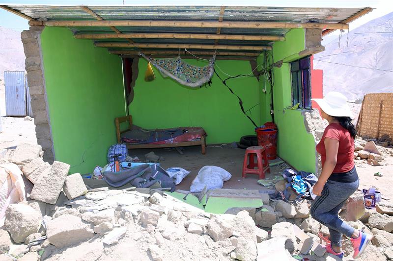 El temblor se sintió en varias localidades del litoral peruano. Numerosos muros y casas de adobe cedieron.