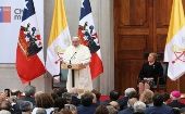 El papa fue recibido en el Palacio de La Moneda por la mandataria saliente, Michelle Bachelet.