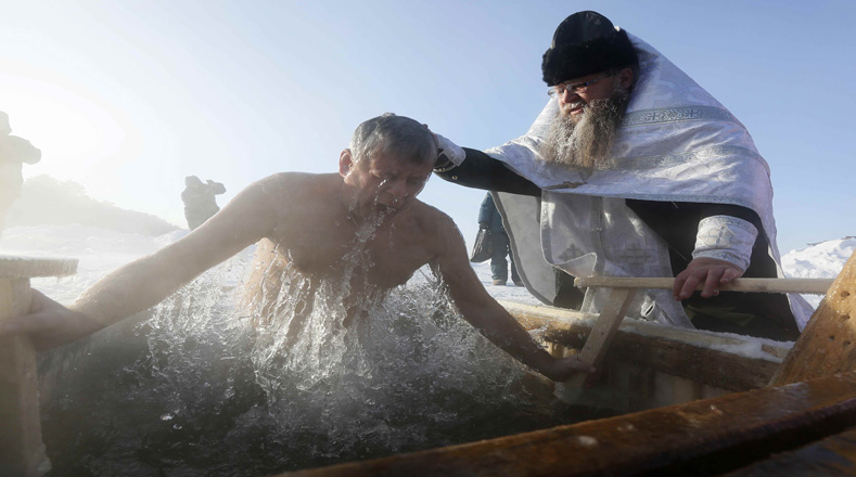 La cifra de creyentes asistentes fue menor este año en comparación con la celebración del 2017 en la que 1,8 millones de rusos se bañaron en las aguas heladas. 