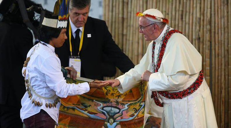 "Probablemente los pueblos amazónicos originarios nunca hayan estado tan amenazados en sus territorios como lo están ahora", aseveró el papa.