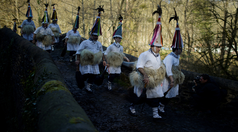 Unas de las tradiciones de la celebración es el viaje de los Joaldunak de Zubieta que marchan hasta Ituren el lunes 29 de enero, y al siguiente día los de Ituren devuelven la visita a los de Zubieta.