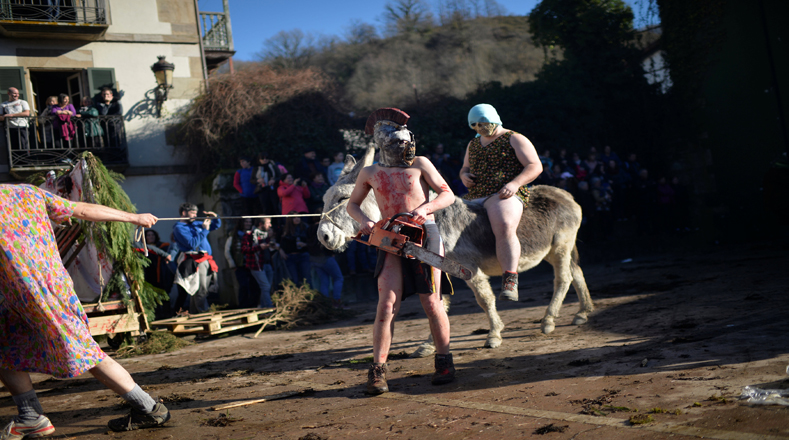 En los carnavales destacan los diferentes personajes como el Oso o Hartza, las bestias o los carneros pero sin ninguna duda los personajes principales son los "Joaldunak" .