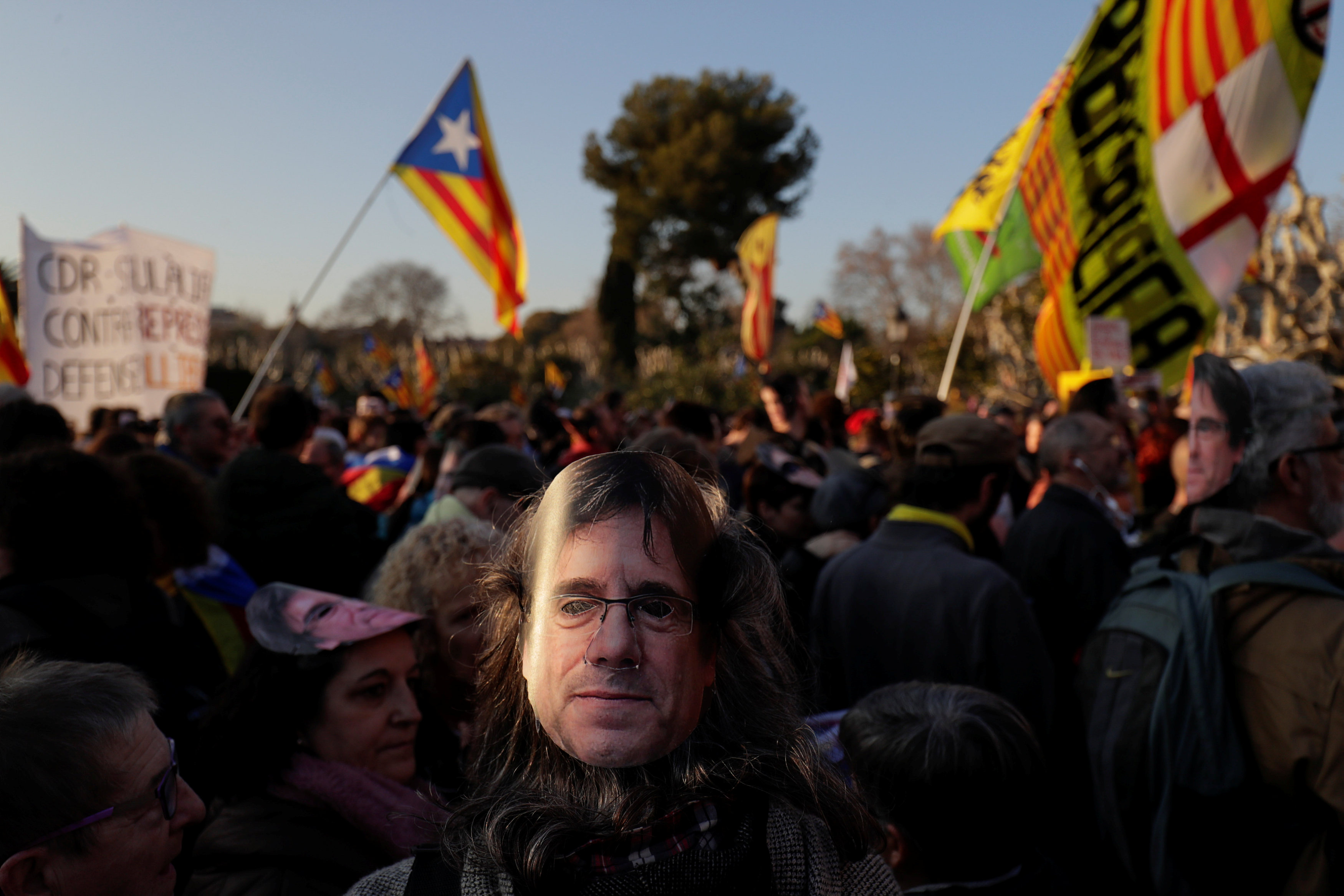Un manifestante proindependentista lleva una máscara que representa a Puigdemont durante una protesta en Barcelona