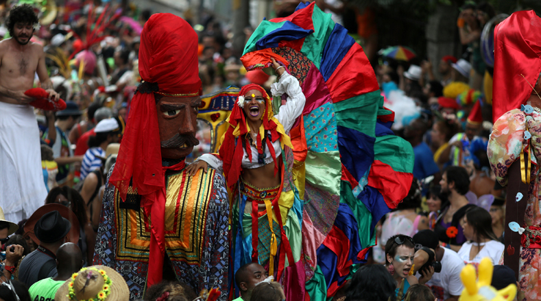 El Carnaval en Río de Janeiro (Brasil) es una festividad cuyos preparativos son organizados durante todo el año para desfilar las más hermosas carrozas en el sambódromo. Este año será del 3 al 18 de febrero.