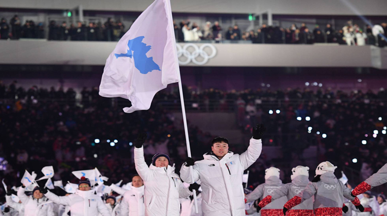 El momento que marcó la pauta en la inauguración fue el desfile de ambas coreas que marcharon bajo una misma bandera.