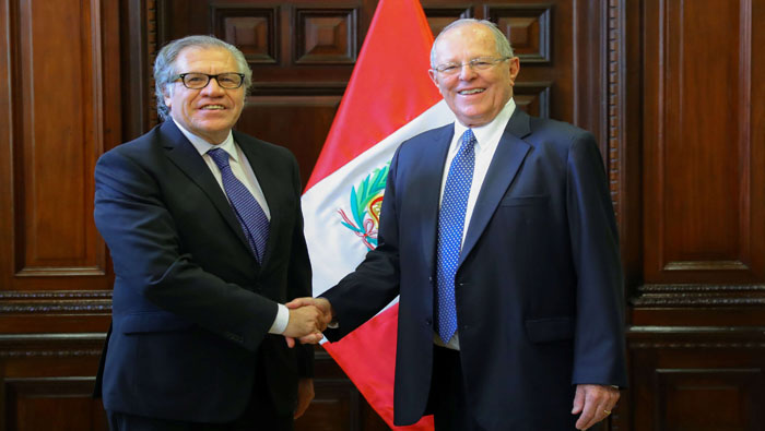 El secretario Luis Almagro (I) y el presidente peruano Pedro Pablo Kuczynski (D) conversaron sobre los temas a discutir en la VIII Cumbre de las Américas.