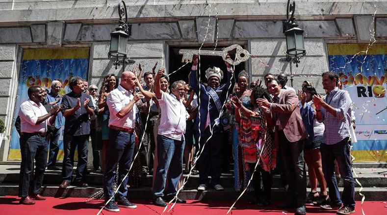 El alcalde de Río de Janeiro, Marcelo Crivella, entregó la llave de la ciudad al máximo exponente de los festejos, Milton Junior, durante un acto que espera atraer la atención de los turistas en los próximos días.