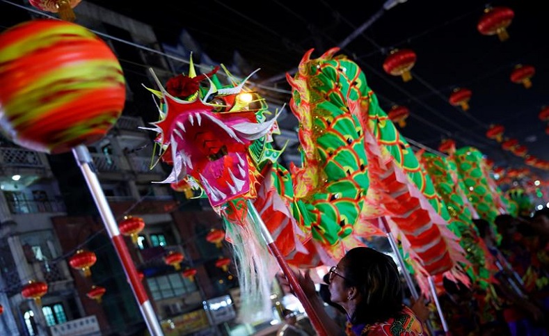 Conforme a la festividad cultural se realiza la Danza del Dragón, caracterizado por un conjunto de movimientos de artes marciales, marcados al ritmo de tambores chinos, como símbolo para atraer la fortuna.