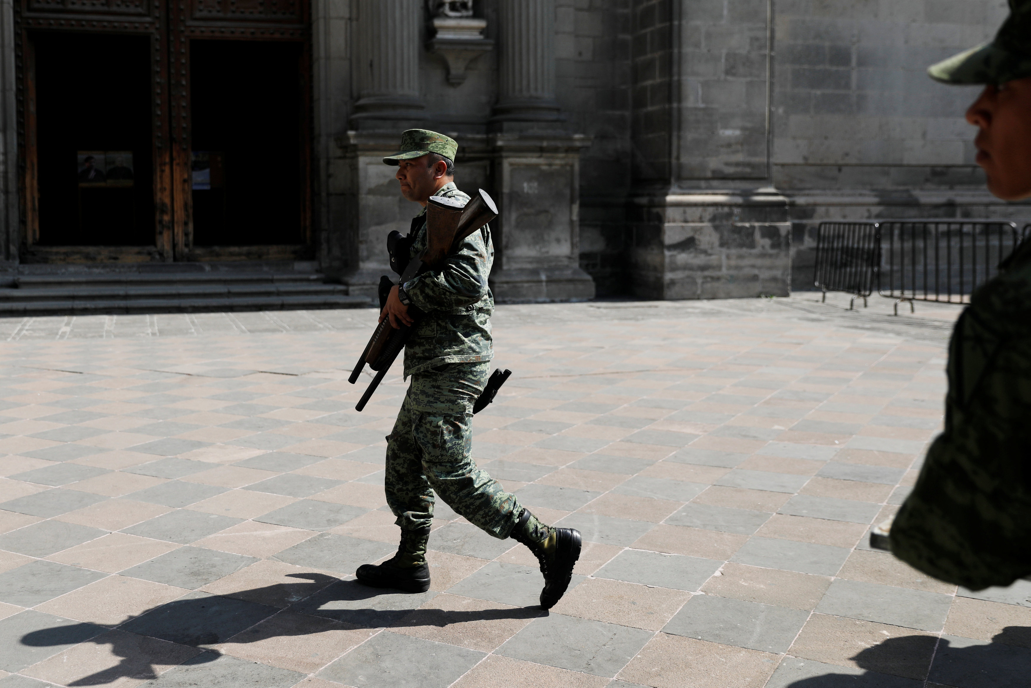 Los mexicano critican la Ley de Seguridad promulgada por el presidente Enrique Peña Nieto al considerarla una intervención militar en ámbitos civiles.