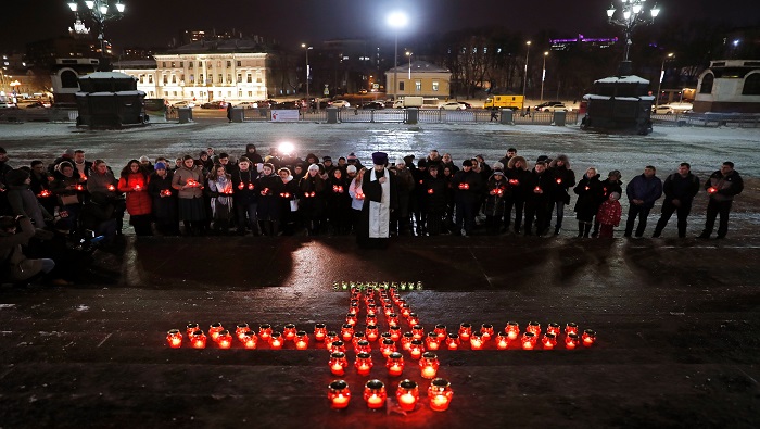 Con velas conmemoran a las víctimas del accidente de avión frente a la Catedral de Cristo Salvador de Moscú.