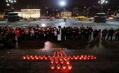 Con velas conmemoran a las víctimas del accidente de avión frente a la Catedral de Cristo Salvador de Moscú.