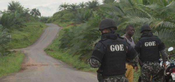 Los militares ecuatorianos no pueden ingresar a territorio colombiano, pero se mantienen vigilando la frontera.