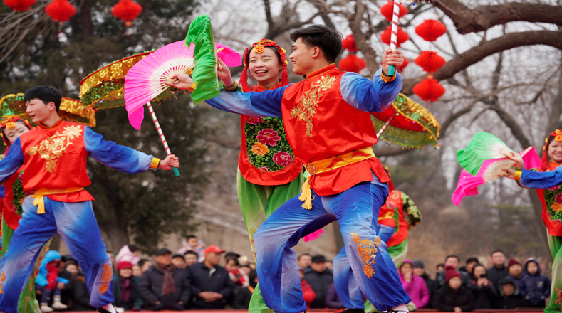Uno de los lugares donde esta celebración es más espectacular es en Beijing (en el Jardín de las Flores del Mundoen) y en Taiwan, donde se sueltan cientos de linternas que vuelan como globos llenando el cielo nocturno. 
