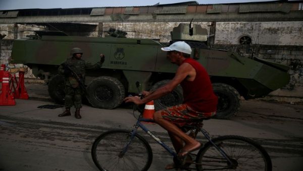 Los habitantes de las favelas temen que aumente la violación de derechos humanos con la militarización de Río de Janeiro.