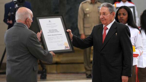 Las placas fueron entregadas desde la Asamblea Nacional del Poder Popular, en la Habana.