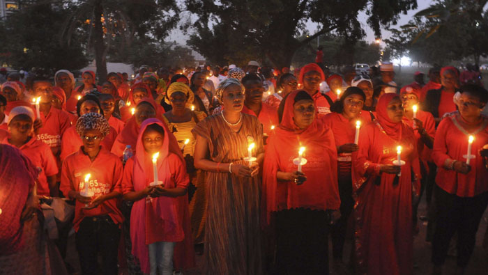 Mujeres nigerianas han realizado vigilias con velas para recordar a las niñas que fueron secuestradas en ataques a escuelas del país.