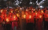 Mujeres nigerianas han realizado vigilias con velas para recordar a las niñas que fueron secuestradas en ataques a escuelas del país.