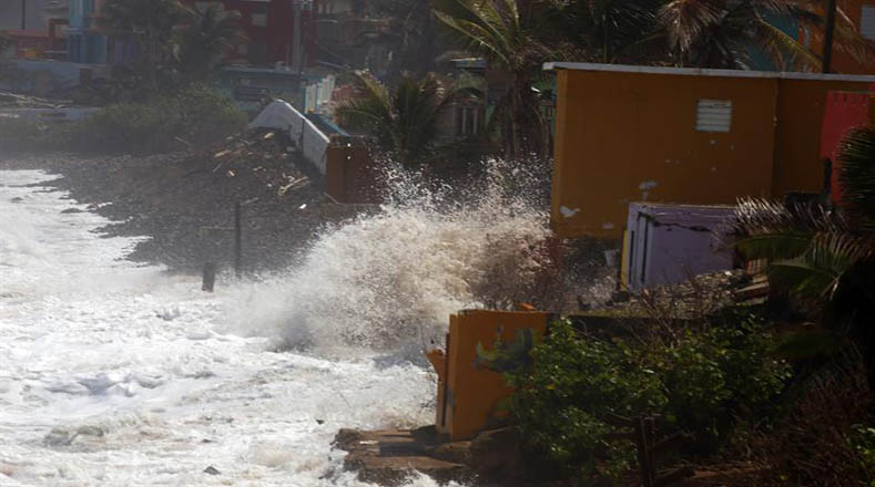 Algunas carreteras de Puerto Rico fueron cerradas hasta nuevo aviso, debido al fuerte oleaje.
