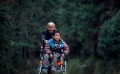 La abuela de Jiang hace ocho viajes diarios de tres kilómetros para llevarlo a la escuela y a sus terapias.