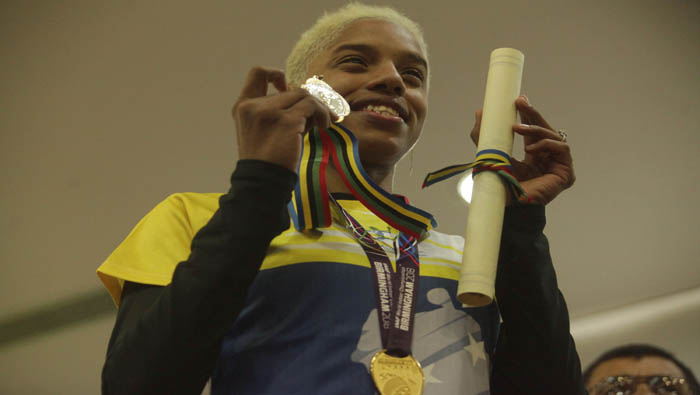 La bicampeona exhibió su medalla de oro en el Comité Olímpico Venezolano.