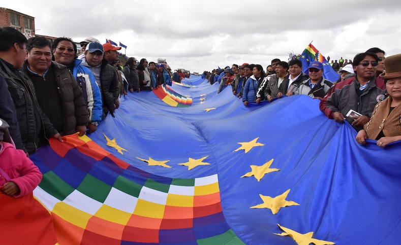Miles de bolivianos se concentraron este sábado La Paz para celebrar el Banderazo por la Soberanía Nacional ondeando la bandera más grande de su país.