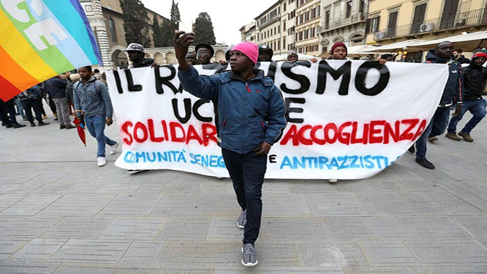 Las protestas ocurrieron cuando un italiano asesinó a tiros a Idi Diene, de 54 años, para ir a la cárcel y librarse de los problemas financieros.
