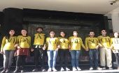 Los jóvenes llevaban camisas amarillas estampadas con sílabas, que en conjunto formaban la frase "Vida Líderes Sociales".