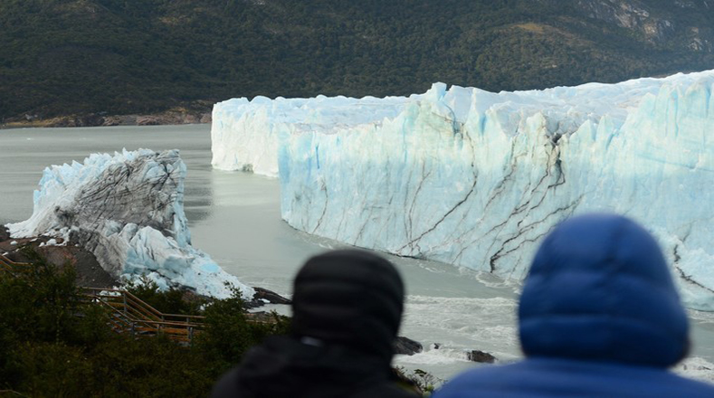 El glaciar mide 60 metros de altura, como un edificio de 20 pisos; tiene un frente de 5 kilómetros y su superficie es aproximadamente igual al de la Ciudad de Buenos Aires.