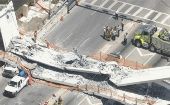 Al menos seis automóviles quedaron atrapados bajos los escombros, tras el colapso del puente peatonal en el condado de Miami Dead, Florida.