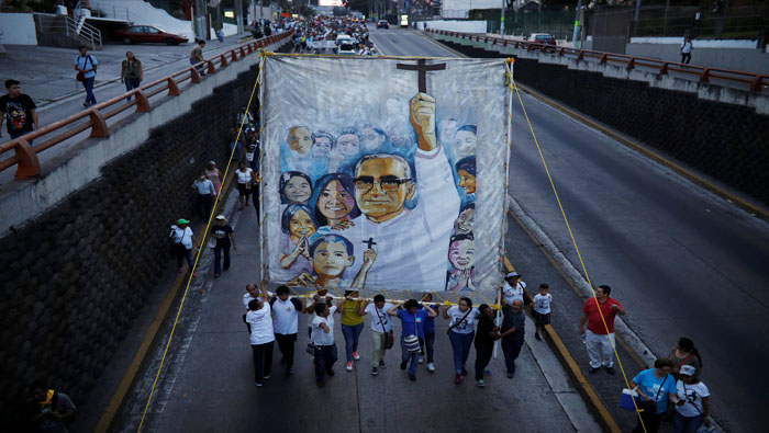 En San Salvador los jóvenes se movilizaron en honor a Romero.