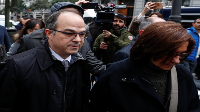 Turull (i), candidato a presidir la Generalidad de Cataluña, arribó este viernes al Tribunal Supremo, donde el juez estudia si le impone prisión preventiva.