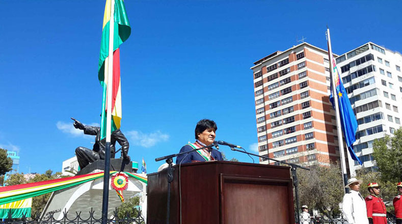 El presidente de Bolivia, Evo Morales, presidió este viernes un acto para recordar los 139 años de que el país no tiene acceso al océano Pacífico, en medio de la presentación en La Haya de los alegatos orales tras la demanda marítima impuesta contra Chile.
