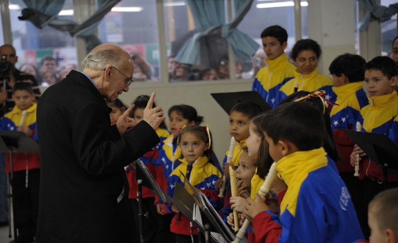 El maestro Abreu fundó en 1975 el Sistema Nacional de Coros y Orquestas Juveniles e Infantiles  de Venezuela