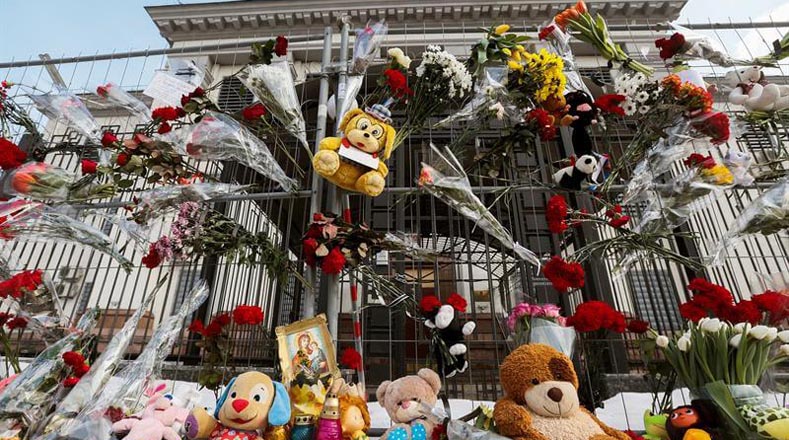 Con flores, velas, juguetes y osos de peluche, las personas acudieron a las principales plazas del país para elevar monumentos en su honor.