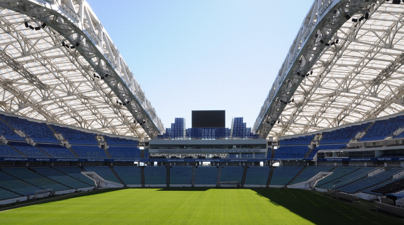 El estadio olímpico de Sochi fue inaugurado en 2013 para albergar los juegos olímpicos de Sochi 2014. Hubo que hacerle algunas reparaciones para que pudiera ser sede de la Copa Mundial de este año. 