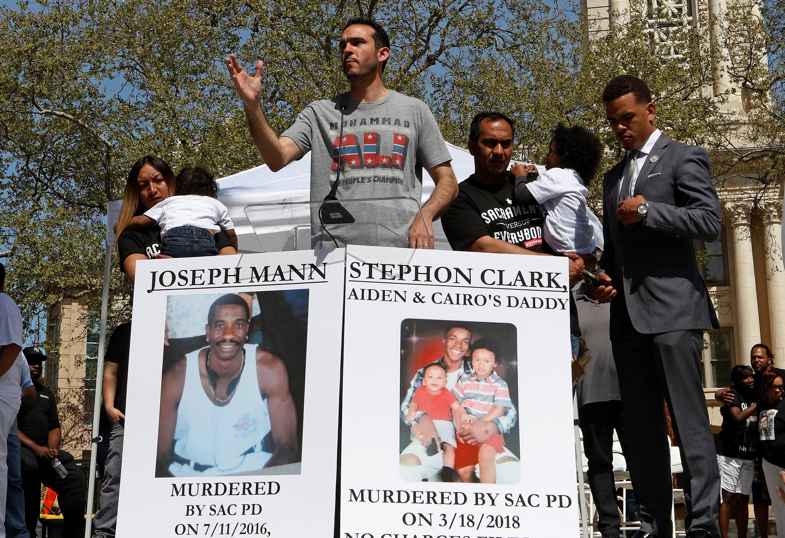 Stephon Clark no tenía armas cuando fue asesinado en el patio de la casa de su abuela.