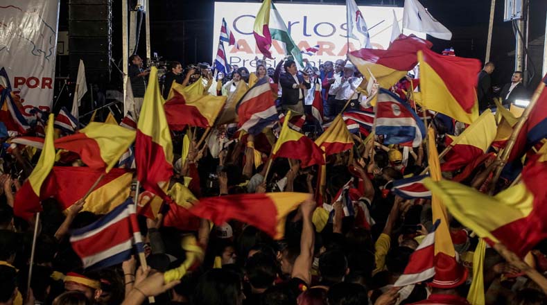 Banderas de Costa Rica y del Partido Acción Ciudadana engalanaron las primeras declaraciones de Carlos Alvarado como presidente electo.