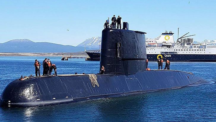 El informe final deslindó de responsabilidades a la reparación de media vida del submarino.