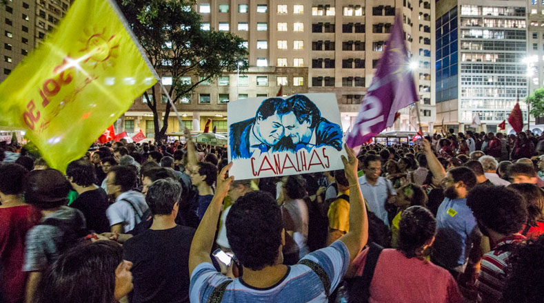 De acuerdo con las estimaciones del Frente Brasil Popular, cerca de 30.000 personas marcharon en la ciudad de Río de Janeiro para mostrar su apoyo a Lula da Silva. 