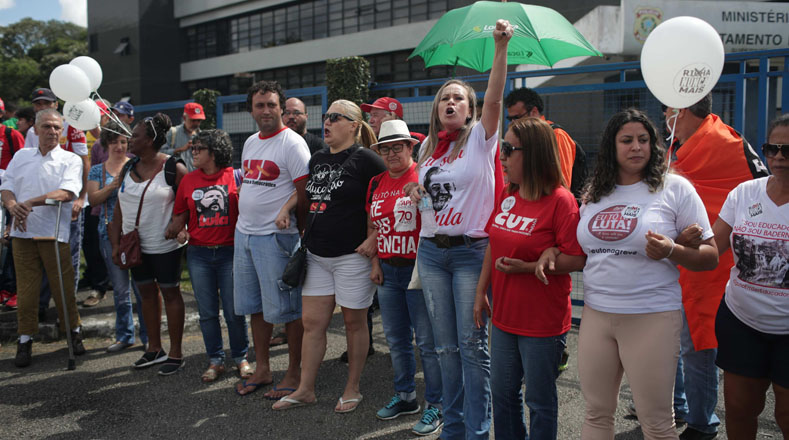 Este sábado un grupo de manifestantes se concentró frente a la sede de la Policía Federal en Curitiba, donde se espera que Lula se presente a las 17H00 (hora local) para mostrarle su apoyo.