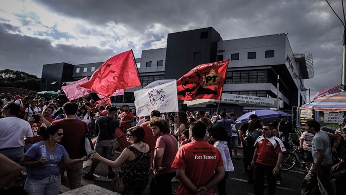 Los manifestantes se congregan en el lugar donde Lula se presentará este sábado.