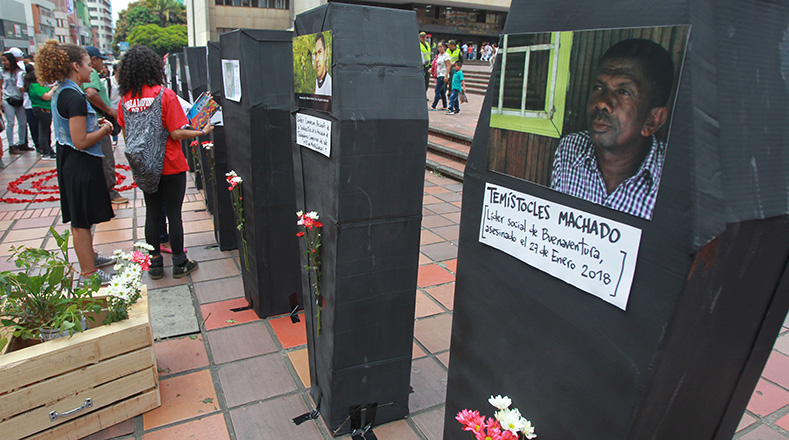 Familiares y organizaciones portaron cajas de cartón pintadas de negro para simbolizar los féretros de los campesinos y líderes comunitarios asesinados en los últimos dos años.
