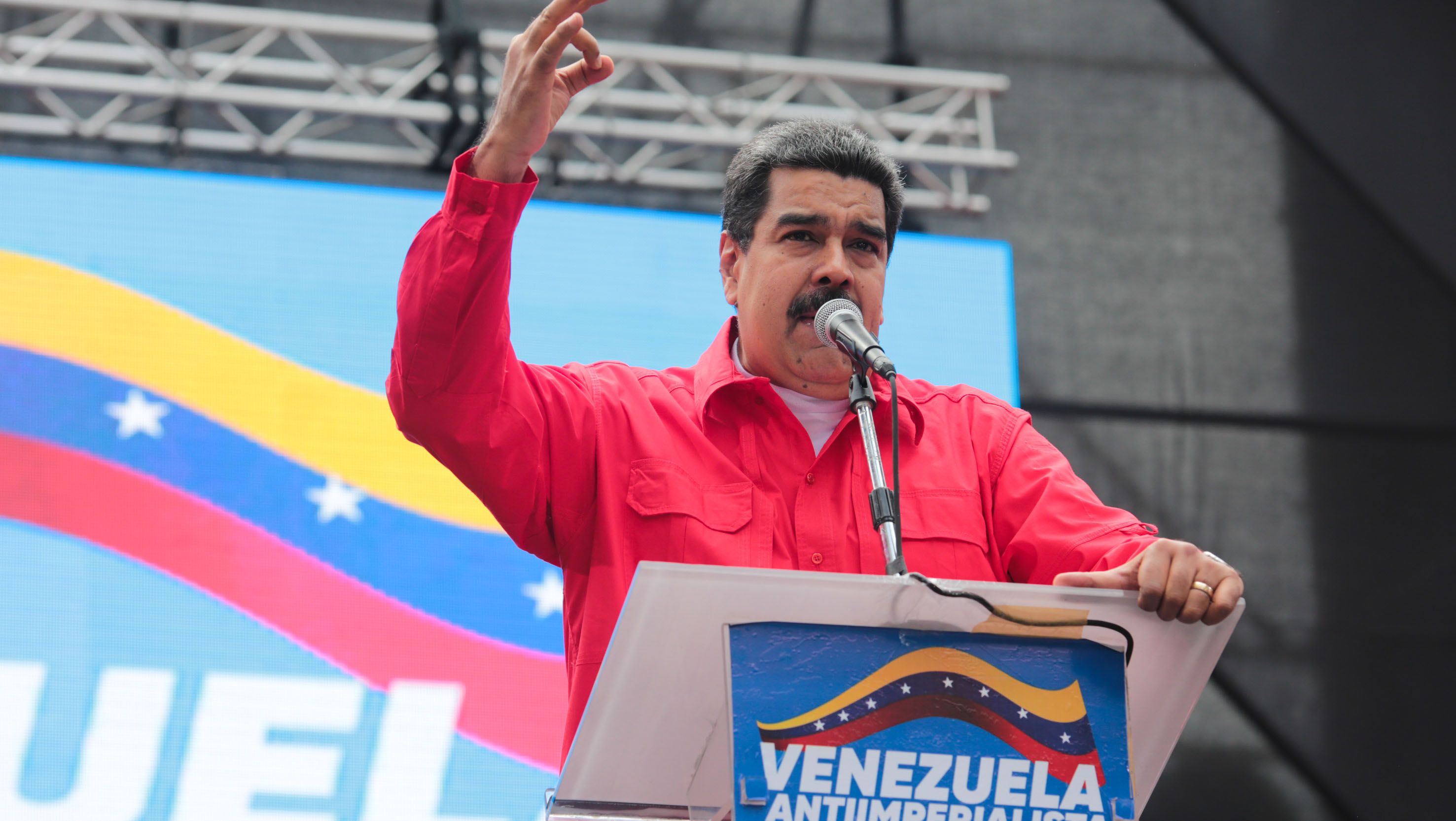 En el hipotético escenario cerrado entre Nicolás Maduro y Henry Falcón, el 57 por ciento de las personas apoyarían al presidente frente a 33 por ciento para Falcón. 